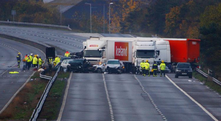 Ulykke. 20 personbiler og seks lastbiler bragede sammen i det store harmonikansammenstød på den engelske motorvej. 