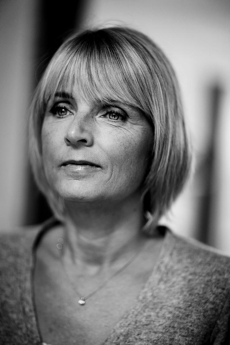 Hovedstolen. 'Undskyldningen' tager afsæt i Hanne-Vibeke Holsts mors familie. Og hendes næste roman bliver historien om hendes far og  hans familie. »Min far havde mange mangler, og jeg kan virkelig komme med mange klagemål vedrørende hans faderskab. Men han har efterladt  mig en knaldgod historie, fordi han var så stor en personlighed og levede sådan et mystisk liv«, siger hun. 