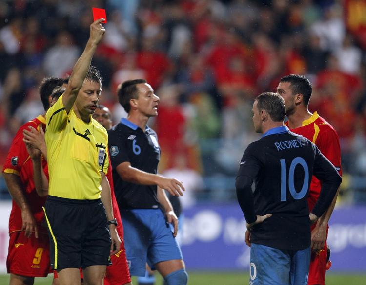 udvisning. Wayne Rooney (th) får det røde kort i Englands kamp mod Montenegro. 