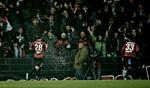 Proppet. Danske og tyske fans kæmpede om pladserne til Europa League-kampen mellem Hannover 96 og FCK i går aftes. 