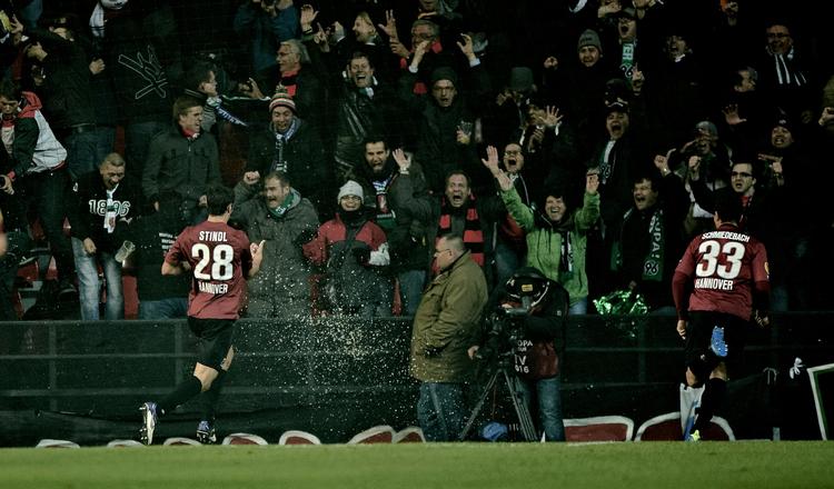 Proppet. Danske og tyske fans kæmpede om pladserne til Europa League-kampen mellem Hannover 96 og FCK i går aftes. 