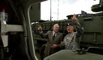 Uønsket. Generalmajor Peter Fuller (th.), her sammen med landsmanden og politikkeren Jack Murtha fra Demokraterne, spillede en vigtig rolle i Nato's mission i Afghanistan. Det gør han ikke lægere. 