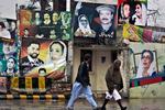 Mindes. Benazir Bhutto mindes stadig i Pakistan fire år efter, at en selvmordsterrorist dræbte hende. Billedet er fra februar i Rawalpindi, hvor hun døde. 