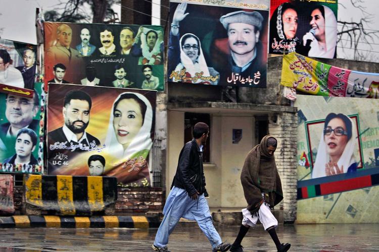Mindes. Benazir Bhutto mindes stadig i Pakistan fire år efter, at en selvmordsterrorist dræbte hende. Billedet er fra februar i Rawalpindi, hvor hun døde. 