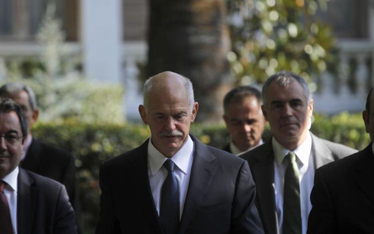 politik. Ministerpræsident George Papandreou på vej ud fra præsidentpaladset i Athen, hvor han i dag fortalte præsident Karolos Papoulias, at han agter at skabe en koalitionsregering. 