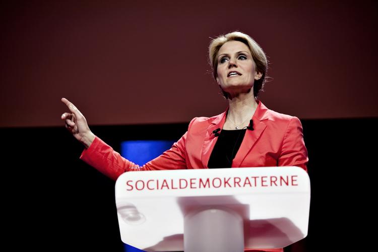 Kamelsluger. »Hvis I nu sidder og synes, vi har slugt nogle kamaler, så vær helt rolig. Det kræver stor appetit at være socialdemokrat«, siger Helle Thorning-Schmidt. 