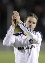 hårtørreren. David Beckham klapper ud mod publikum efter, at han og LA Galaxy torsdag sikrede sig en finaleplads i Western Conference med en samlet sejr over New York Red Bulls. 
