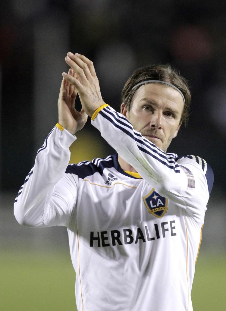 hårtørreren. David Beckham klapper ud mod publikum efter, at han og LA Galaxy torsdag sikrede sig en finaleplads i Western Conference med en samlet sejr over New York Red Bulls. 