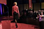 Hyldest. Helle Thorning-Schmidt svarer igen på beskyldningerne om løftebrud, og hendes partimedlemmer følger samme stil. 