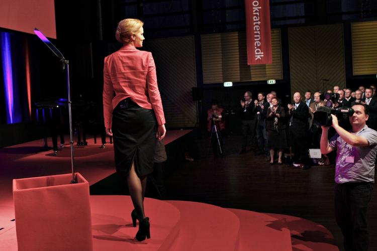 Hyldest. Helle Thorning-Schmidt svarer igen på beskyldningerne om løftebrud, og hendes partimedlemmer følger samme stil. 