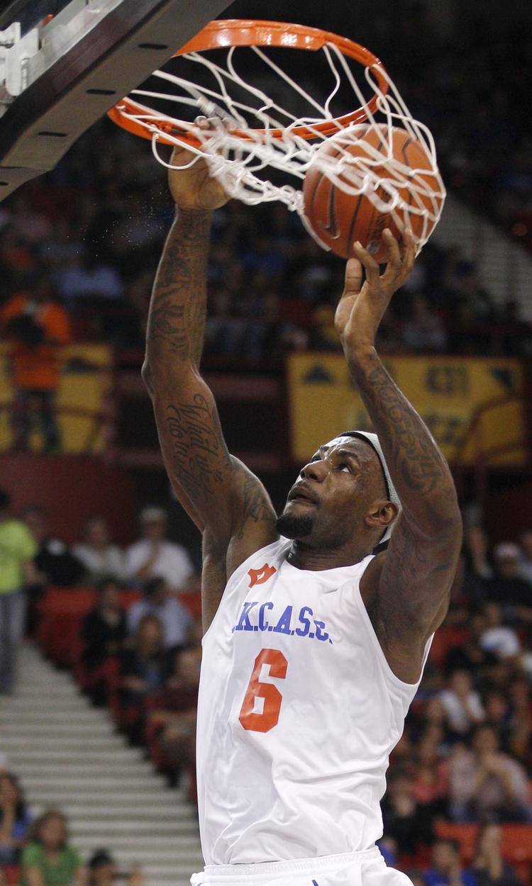 slagsmål. NBA-stjernen LeBron James dunker i en velgørenhedskamp i Oklahoma, mens konflikten i ligaen har udsat sæsonstarten. 