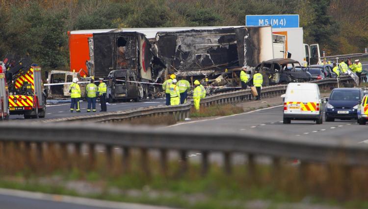 Tragedie. Syv personer meldes dræbt ved en af Englands største trafikulykker nogensinde. 