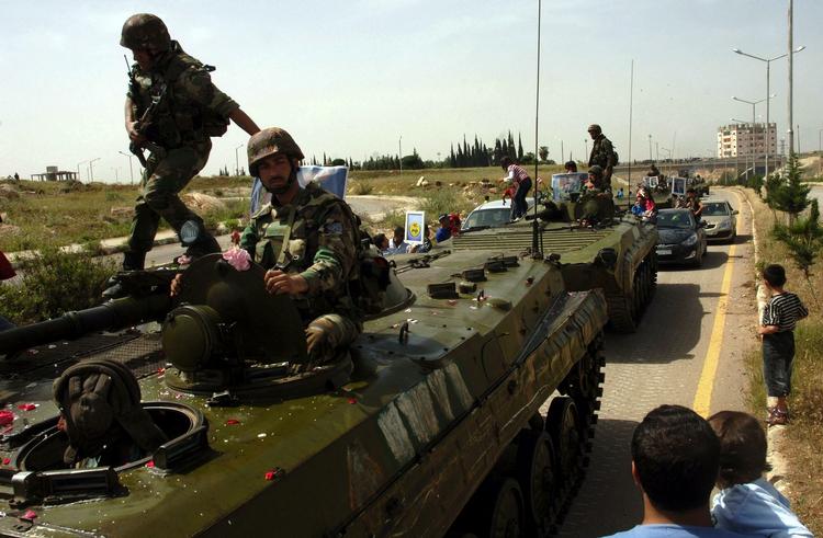 Fred? Syriske kampvogne trækker sig ud af byen Daraa. Billedet er et af de få, der er sluppet ud af det lukkede land. 