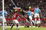 selvmål. Tidligere Manchester United-forsvarer Wes Brown (midt) scorer i eget net - og så tabte Sunderland med 1-0 til mestrene. 