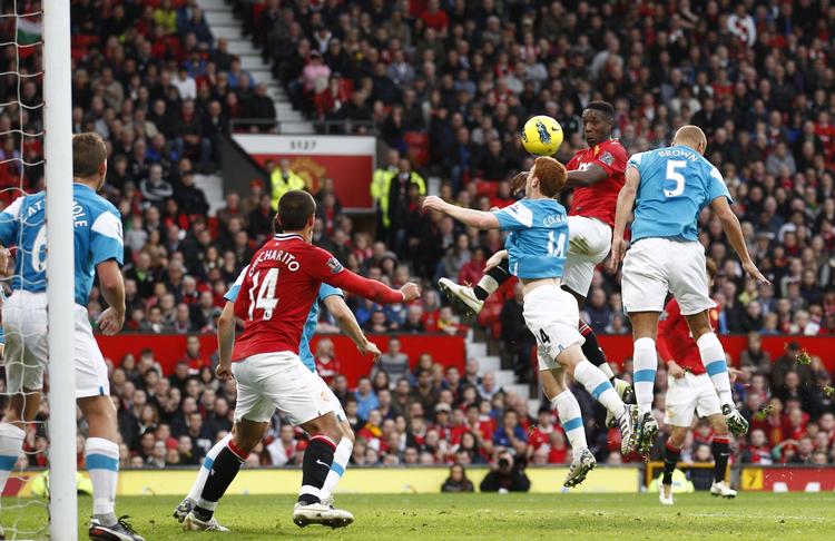 selvmål. Tidligere Manchester United-forsvarer Wes Brown (midt) scorer i eget net - og så tabte Sunderland med 1-0 til mestrene. 