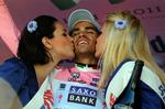 henført. Når Alberto Contador står på sejrsskamlen lader han sig gladeligt kysse af fremmede piger. Men privat holder han sig til ungdomskæresten, som han nu er blevet gift med. 