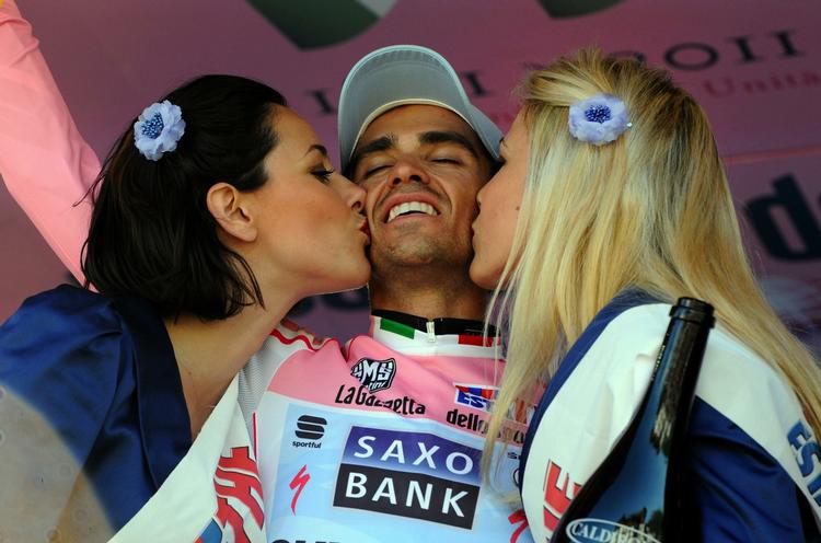 henført. Når Alberto Contador står på sejrsskamlen lader han sig gladeligt kysse af fremmede piger. Men privat holder han sig til ungdomskæresten, som han nu er blevet gift med. 
