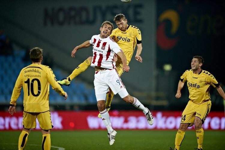 målscorer. Thomas Augustinussen fra AaB i duel med tre Horsens-spillere. 