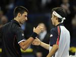 sjældent. Novak Djokovic (tv) ser tak for kampen til Japans Kei Nishikori, som sensationelt vandt over serberen. 