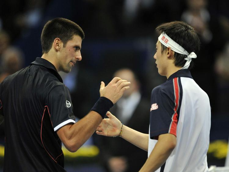 sjældent. Novak Djokovic (tv) ser tak for kampen til Japans Kei Nishikori, som sensationelt vandt over serberen. 