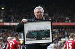rørt. Sir Alex Ferguson fik en tribune navngivet efter sig på grund af 25 års lang tro tjeneste og en regn af trofæer til Manchester United i hans regeringstid. 