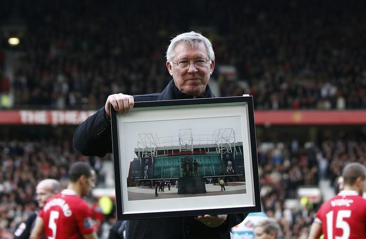 rørt. Sir Alex Ferguson fik en tribune navngivet efter sig på grund af 25 års lang tro tjeneste og en regn af trofæer til Manchester United i hans regeringstid. 