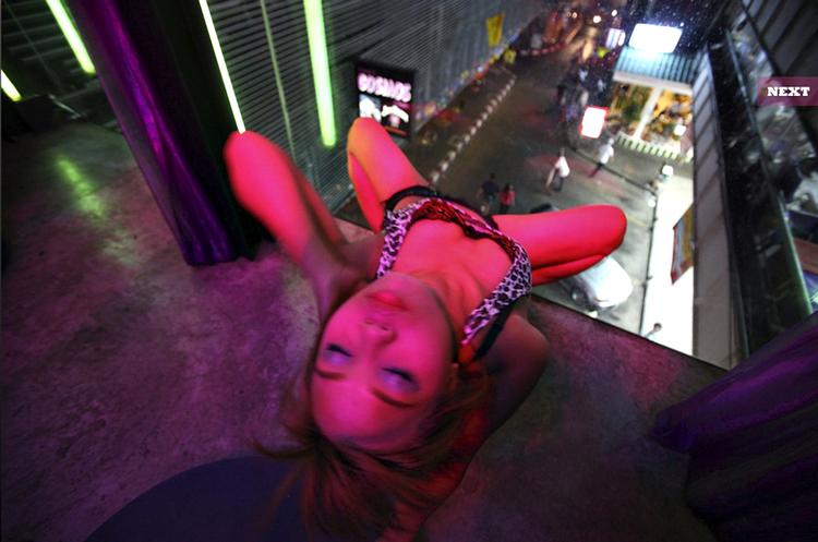 Bangkok-piger. Når de thailandske prostituerede i Michael Glawoggers 'Whores' Glory' er færdige med dagens arbejde, tager de i byen. Og bruger deres løn på drengeludere. Foto fra filmen