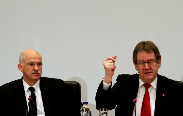 socialdemokrater. Poul Nyrup Rasmussen har før støttet sin græske partikollega. Her deltager ses de under et møde i marts, hvor socialdemokraterne i EU opfordrede til at sænke renten på lån til Grækenland. 