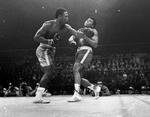 Joe Frazier (tv.) mod Muhammad Ali i 15. runde i sværvægtsduellen i  New York's Madison Square Garden. 