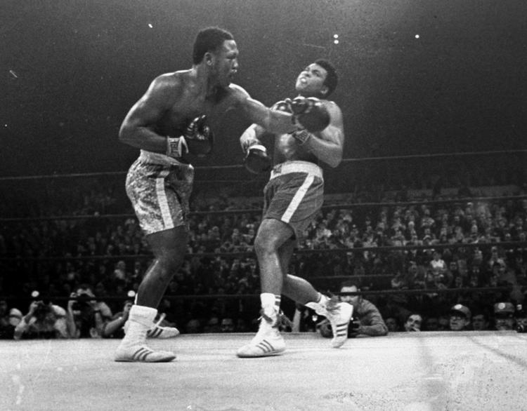 Joe Frazier (tv.) mod Muhammad Ali i 15. runde i sværvægtsduellen i  New York's Madison Square Garden. 