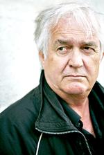 fantasifuld. 63-årige Henning Mankells prosa er klar og effektiv, men hovedpersonen i 'Mindet om en snavset engel' overbeviser desværre ikke. 
