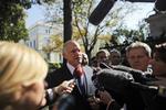 MINISTERLEDER. Papandreou mødtes i dag med grækernes præsident Karolos Papoulias. Ifølge CNN vil han gå af, når ny regering er på plads. 