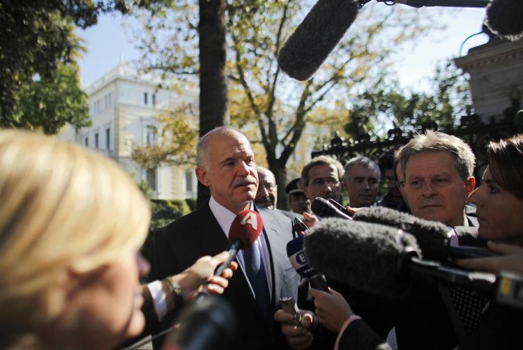 MINISTERLEDER. Papandreou mødtes i dag med grækernes præsident Karolos Papoulias. Ifølge CNN vil han gå af, når ny regering er på plads. 