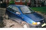 Transport. Det er denne blå Fiat Punto, at politiet siger, at liget af den dræbte mand er blevet kørt bort i. 