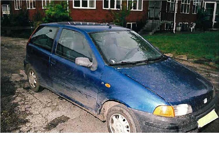 Transport. Det er denne blå Fiat Punto, at politiet siger, at liget af den dræbte mand er blevet kørt bort i. 