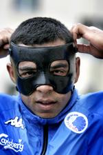 forbudt. Flere spillere, blandt andre her Alvaro Santos, har beskyttet sig med en såkaldte Zorro-maske, men den Rasmus Festersen brugte til at juble med efter en scoring kostede ham en advarsel. 
