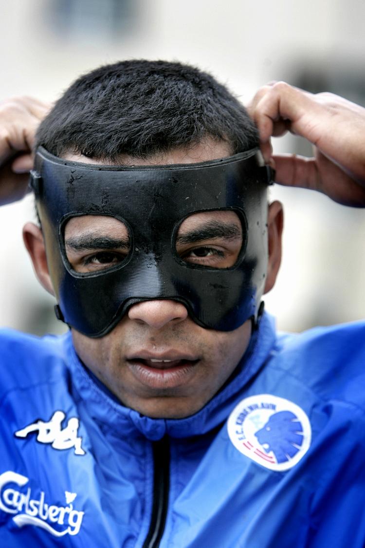 forbudt. Flere spillere, blandt andre her Alvaro Santos, har beskyttet sig med en såkaldte Zorro-maske, men den Rasmus Festersen brugte til at juble med efter en scoring kostede ham en advarsel. 