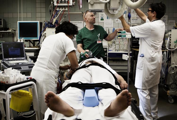 Ulige. Er man i arbejde, er risikoen for at blive syg mindre, end hvis man er arbejdsløs. Og chancen for at komme tilbage i arbejde, når man har været en tur på hospitalet, er helt afhængig af uddannelsesniveau, skriver Finn Diderichsen. 