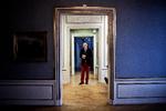 oldtimeren. Jesper Bruun  Rasmussen er kommet dagligt i ejendommen i Bredgade, siden han som seksårig kom forbi efter skole og drak sin kakao. Her betragtede han kassereren frk. Pedersen, portøren hr. Schick og sin far, der gik under navnet BR, i det nyåbnede auktionshus. Dengang havde skoledrengen ganske andre planer for sin fremtid. 