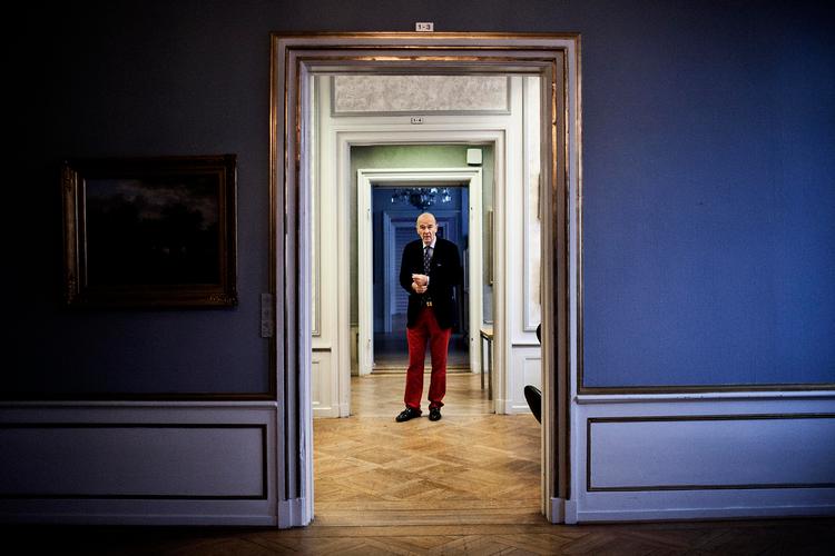 oldtimeren. Jesper Bruun  Rasmussen er kommet dagligt i ejendommen i Bredgade, siden han som seksårig kom forbi efter skole og drak sin kakao. Her betragtede han kassereren frk. Pedersen, portøren hr. Schick og sin far, der gik under navnet BR, i det nyåbnede auktionshus. Dengang havde skoledrengen ganske andre planer for sin fremtid. 