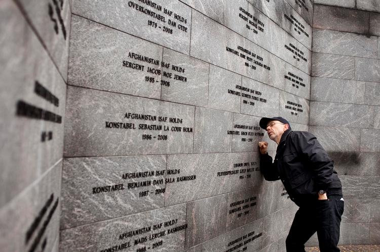 Bogstaveligt. Eksperten Henrik Birkvig mener, at inskriptioner er noget, vi danskere  klistrer på monumenter i sidste øjeblik. Bogstaveligt talt. På Kastellet kan man - ud over hoppende bogstaver - se limen. Til gengæld er Svanemølleværket verdensberømt for sin smukke skrift.  (Se billede nede i artiklen) 