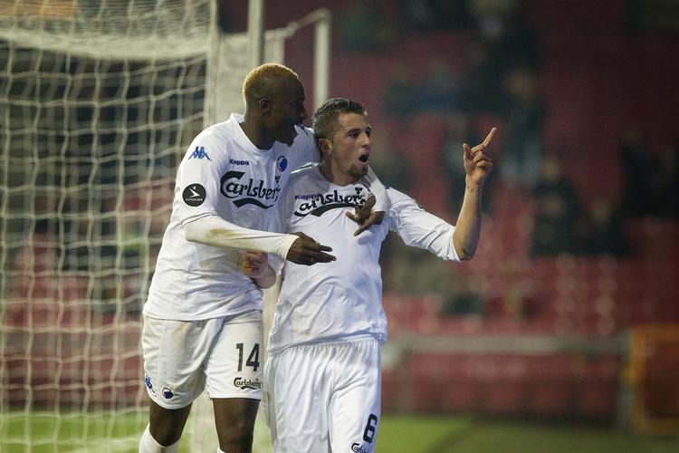 1-0. Afrikansk-sydamerikansk jubel i Parken, hvor Dame N'Doye (tv.) fejrer Claudemirs scoring. 