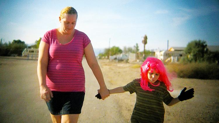SKOLEVEJ. Drengen Benny vil hellere være en rødhåret pige, når han skal i skole. Måske fordi staklen er heftigt medicineret. 