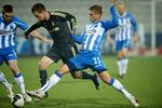 duellen. Brent McGrath og Rurik Gislason i en af kampens mange nærkampe. 
