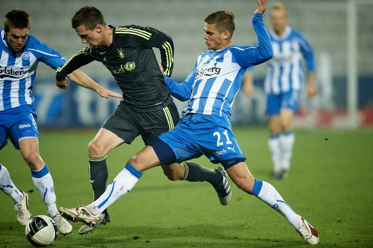 duellen. Brent McGrath og Rurik Gislason i en af kampens mange nærkampe. 