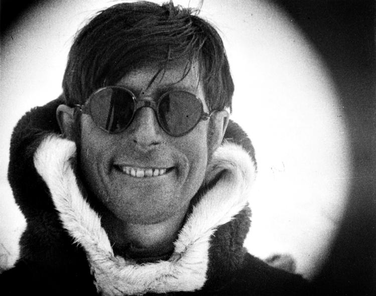 kropsfascination. Knud Rasmussen fotograferet af Leo Hansen under 5. Thule-ekspedition. »Hans Smil havde en egen Karakter, Overlæben strammet over Tænderne, med ejendommeligt fordybede Mundvige, ingen anden smilede saadan som de, der kendte ham, vil erindre ...«, skrev Johannes V. Jensen. 