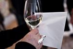 Risiko. Kvinder har får en øget risiko for brystkræft, selv hvis de kun indtager et par glas vin om ugen. 