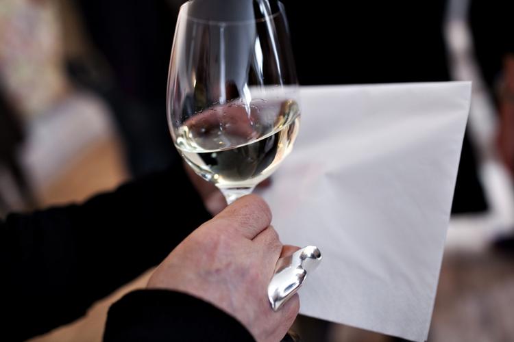 Risiko. Kvinder har får en øget risiko for brystkræft, selv hvis de kun indtager et par glas vin om ugen. 