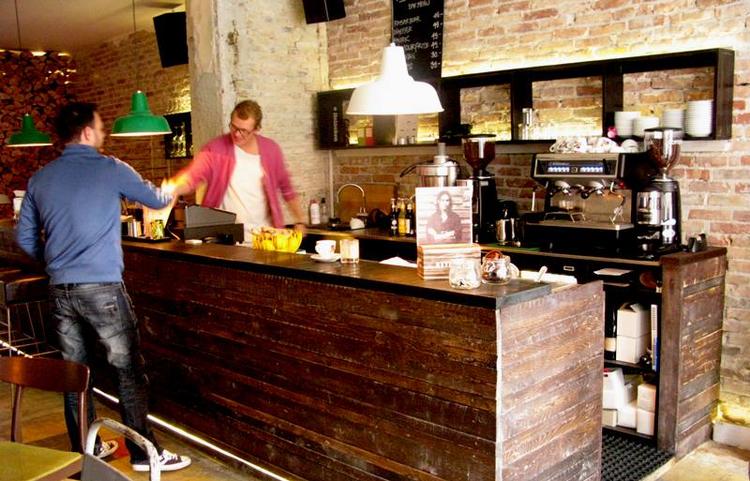 Nyåbnet. På en aldeles uglamourøs adresse er cafeen Glamourpuss netop åbnet og sælger mad i glas og billig kaffe. 