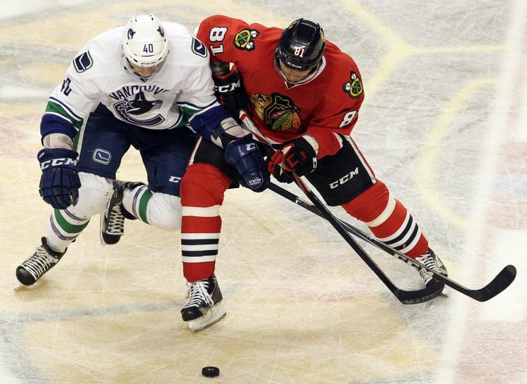 fight. Vancouver Canucks Maxim Lapierre (tv.) stod for en af kampens mange udvisninger. I alt blev det tiol tretten 2-minuttersudvisning, fire 5-minuttersudvisninger og en 10-minutters straf. 